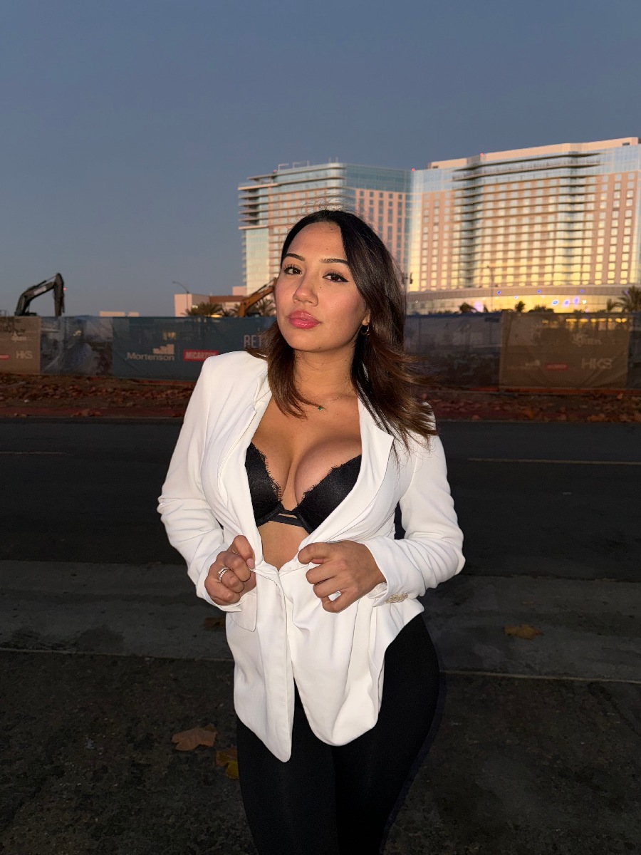 Take a pause and enjoy Ali Cruz — streaming from Copenhagen